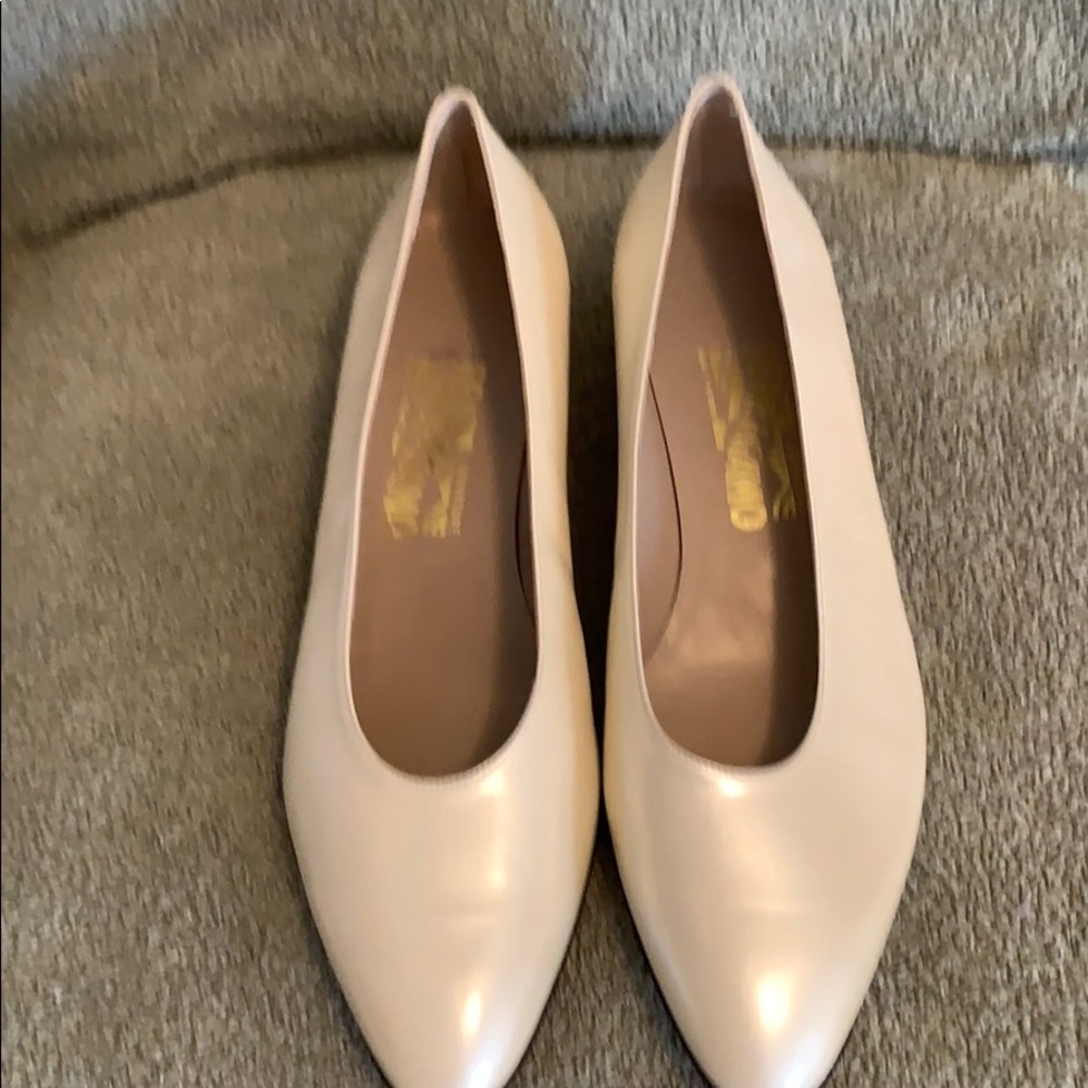 White pearl 1 inch heel Ferragamo new 11B